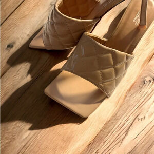 NWOT Katliu Women’s Tan Camel Quilted Stiletto Heels Size 10 (Euro 42) No box.